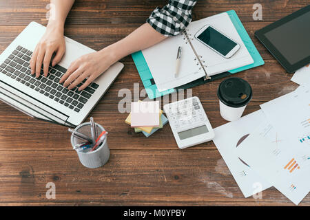 Nahaufnahme des Business Frau mit Laptop arbeiten mit hohen Winkel Foto anzeigen. Stockfoto