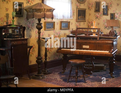 Klavierraum im Thorpe House, einem viktorianischen Haus aus dem Jahr 1886, das jetzt im Heritage Park, Calgary, Alberta, Kanada, restauriert wurde Stockfoto