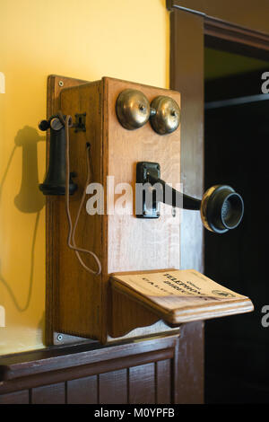 Antikes Telefon im Heritage Park Historical Village, Calgary, Alberta, Kanada Stockfoto