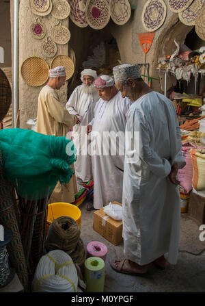 Nizwa, Oman, 26. Mai, 2016: lokale Männer Einkaufen an einem Markt Stockfoto