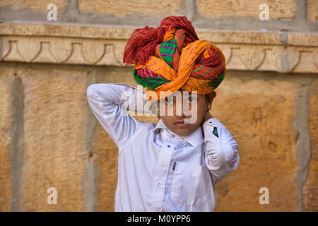 Junge mit Turban, Jaisalmer, Rajasthan, Indien Stockfoto