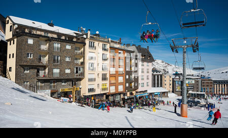 Restaurants, Geschäfte und ein Sessellift an der Unterseite der Pisten in Pas de la Casa, Grandvalaria Skigebiet, Andorra, Europa Stockfoto