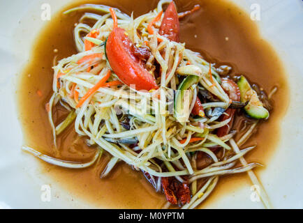 Tom Yam oder Thai Papaya Salat. Eine sehr populäre thailändische Gericht, das ist auch sehr würzig Stockfoto