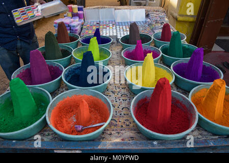 Farbige Kegel Farbe Pulver in den Markt, Pushkar, Rajasthan, Indien Stockfoto