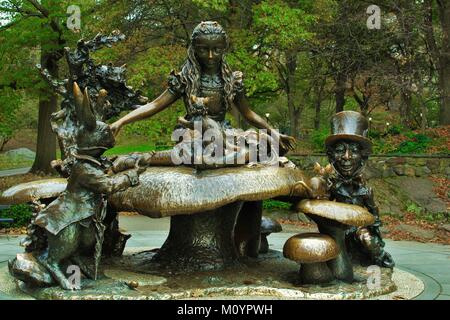 Alice im Wunderland memorial Statue für Margarita Delacorte - Bethesda Park, New York City - November 15, 2017. Stockfoto