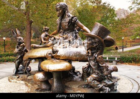 Alice im Wunderland memorial Statue für Margarita Delacorte - Bethesda Park, New York City - November 15, 2017. Stockfoto