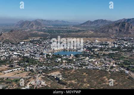 Luftaufnahme von Pushkar und seine heiligen See von Savitri Mata, Pushkar, Rajasthan, Indien Stockfoto
