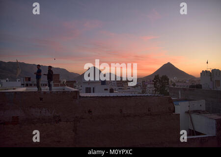 Jungen Drachen steigen bei Sonnenuntergang, Pushkar, Rajasthan, Indien Stockfoto