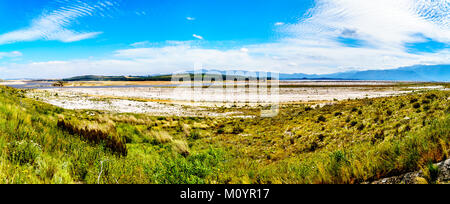 Extrem niedrige Wasserstand in den Theewaterkloof Damm oder TWK Damm aufgrund der Dürre. Der Damm ist ein wichtiges Reservoir für Kapstadt Stockfoto