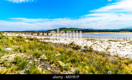 Extrem niedrige Wasserstand in den Theewaterkloof Damm oder TWK Damm aufgrund der Dürre. Der Damm ist ein wichtiges Reservoir für Kapstadt Stockfoto