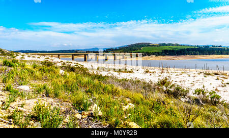 Extrem niedrige Wasserstand in den Theewaterkloof Damm oder TWK Damm aufgrund der Dürre. Der Damm ist ein wichtiges Reservoir für Kapstadt Stockfoto