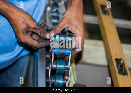 Die Techniker reparieren Transportband in der Factory Stockfoto