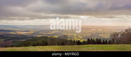 Panorama der Blick vom Mont Beuvray in der französischen Region Morvan an einem bewölkten Tag im Winter Stockfoto