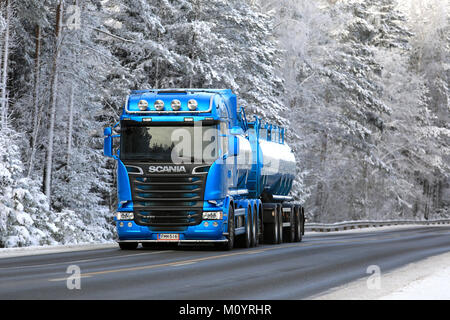 SALO, FINNLAND - Januar 21, 2018: Blauer Scania R 580 Tankwagen liefert Last entlang winter Highway durch die verschneiten Wald flankiert. Stockfoto