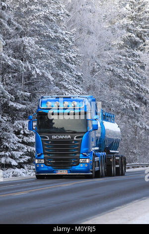 SALO, FINNLAND - Januar 21, 2018: Blauer Scania R 580 Tankwagen liefert Last entlang winter Highway durch die verschneiten Wald flankiert. Stockfoto