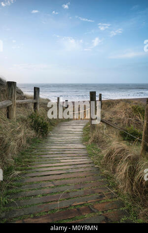 Sunrise Landschaft Bild von Sanddünen System über Strand mit Holzsteg Stockfoto