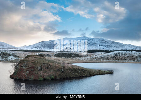 Winterlandschaft Bild von Llyn y Dywarchen in Snowdonia National Park Stockfoto