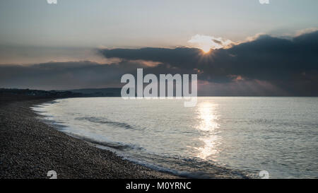 Schönen sonnenaufgang Strand Landschaft mit Wellen am Strand brechen Stockfoto