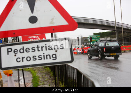 Straßenarbeiten abgebildet auf der A27 in Chichester, West Sussex. Arbeit zu einer Fußgängerbrücke in temporären Ampel zu Verzögerungen geführt. Stockfoto