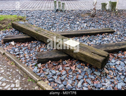 Berlin, Grunewald. Evangelische Gemeinde Denkmal in Erinnerung an die deportierten Juden - Bahnschwellen und bronze Plakette mit dem Datum der ersten Transport, 18 Octob Stockfoto