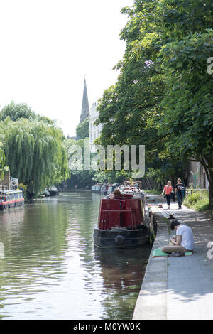 Die Regents Canal und schmalen Boote in der Nähe von London Zoo Stockfoto