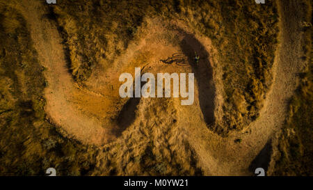 Luftaufnahme von Mountainbiker downhill Beschleunigung auf dem Mountainbike Track im Wald Stockfoto