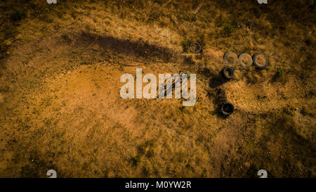 Luftaufnahme von Mountainbiker downhill Beschleunigung auf dem Mountainbike Track im Wald Stockfoto