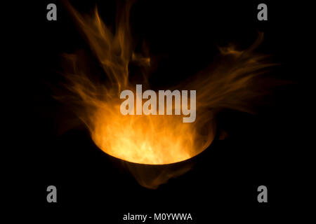 Ein Korb mit Feuer flackern und Heizung in einem frischen Nacht im August während der Sommer in Italien verbrachte die Umgebung. Stockfoto