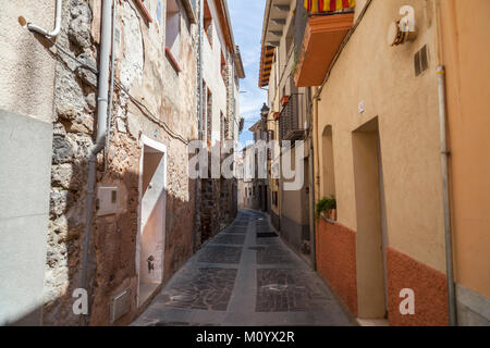 Gasse im Dorf Castellfollit de la Roca, Katalonien, Spanien. Stockfoto