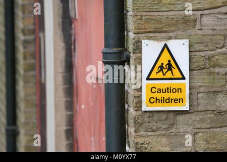 Ein Zeichen der Anwesenheit von Kindern an einer Wand in New Mills, Derbyshire Stockfoto