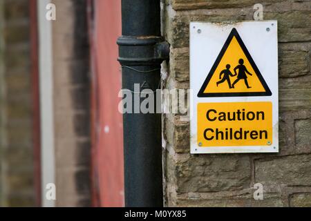 Ein Zeichen der Anwesenheit von Kindern an einer Wand in New Mills, Derbyshire Stockfoto