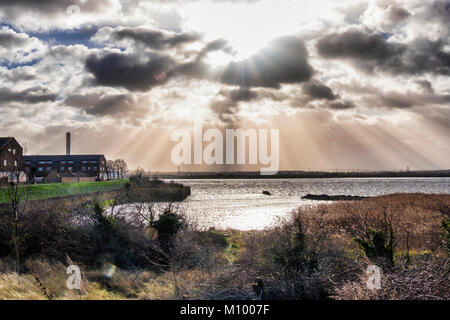 Essex, UK. Blick von Rainham Marshes RSPB Nature Reserve neben Thames Estuary in Purfleet, Themse, Wolken und Sonnenstrahlen Stockfoto