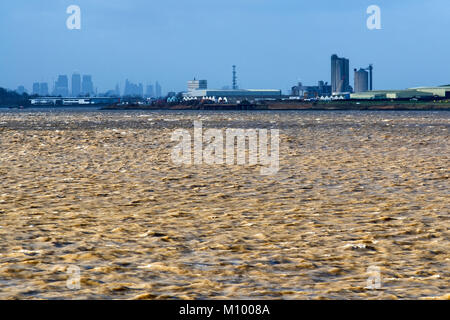 Blick auf Canary Wharf & einem fernen London aus Purfleet über das kabbelwasser der Mündung der Themse an einem windigen Tagen Stockfoto