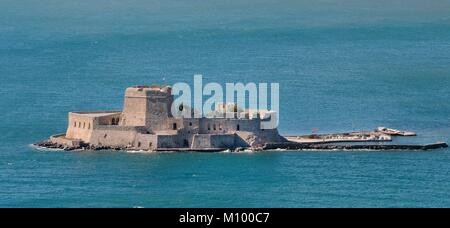 Überblick über die Insel Bourtzi, eine venezianische Festung einst als Gefängnis genutzt, in den Argolischen Golf, Nafplio, Argolis, Peloponnes, Griechenland, Juli. Stockfoto