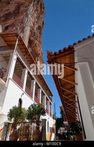 Kloster Panagia Elona/Panagias Elonis, auf einer hohen Klippe Leiste auf Mount Parnon, Kosmas, in der Nähe von Leonidio, Arcadia, Peloponnes, Griechenland, Juli gebaut. Stockfoto