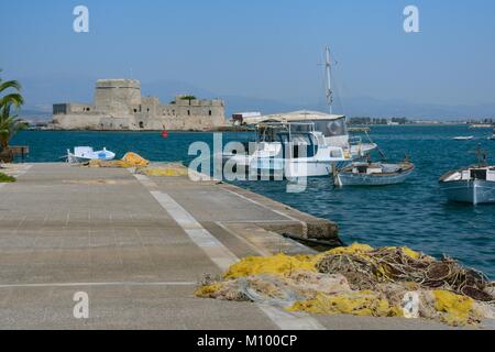 Nafplio Hafen mit Insel Bourtzi, eine venezianische Festung einst als Gefängnis genutzt, im Hintergrund, Nafplio Altstadt, Argolis, Peloponnes, Griechenland. Stockfoto