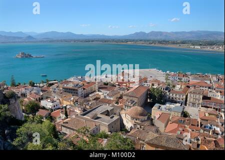 Übersicht von Nafplio Altstadt und die Bucht von Nafplio in den Argolischen Golf, Argolis, Peloponnes, Griechenland, Juli. Stockfoto