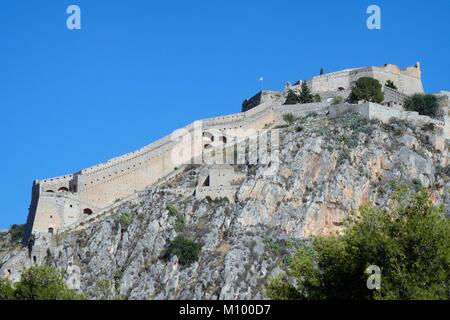 Burg Palamidi, eine venezianische Festung hoch oben auf einem Hügel, 913 Stufen erreichbar, mit Blick auf Nafplio und die Argolischen Golf, Argolis, Peloponnes, Griechenland, Stockfoto