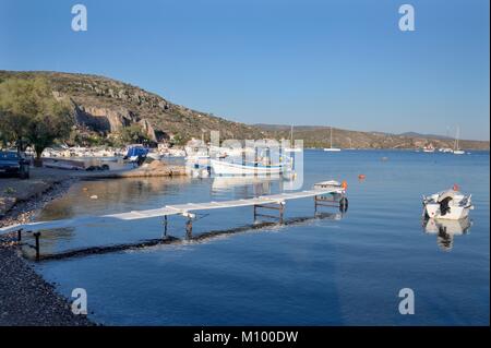 Vivari Bucht bei Dämmerung, einer gut geschützten natürlichen Hafen mit vielen günstig Fischerboote und Segelyachten, in der Nähe von Nafplio, Argolis, Griechenland Stockfoto