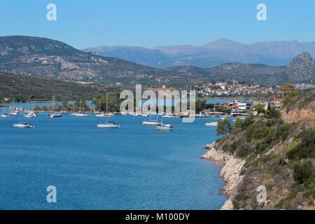 Vivari Bay, einer gut geschützten Naturhafen mit angelegten Yachten aus Vivari Dorf, mit Drepano im Hintergrund, in der Nähe von Nafplio, Argolis, Griechenland. Stockfoto