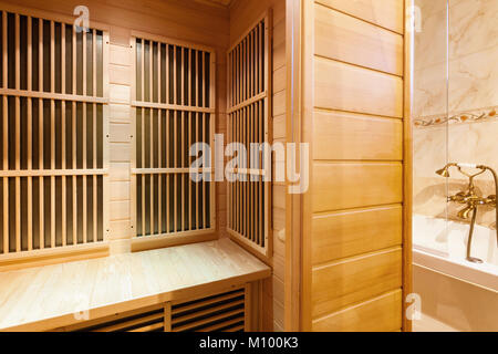 Bad mit Sauna und Whirlpool eines Luxus Villa Stockfoto