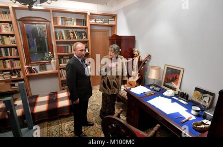Der russische Präsident Wladimir Putin, Touren die Wyssozki Haus und Taganka Museum Center mit ljudmila Abramova, rechts, zweite Frau der legendären sowjetischen Ära Dichter, Sänger und Schauspieler Wladimir Wyssozki Januar 24, 2018 in Moskau, Russland. Stockfoto