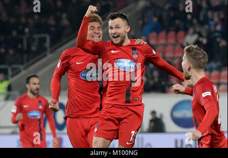 Heidenheim, Deutschland. 24 Jan, 2018. Von Heidenheim Robert Strauss (L-R), Kevin Lankford, Denis Thomalla und Kolja Pusch Feiern nach dem 1-1 während der deutschen Bundesliga Fußballspiel zwischen dem 1. FC Heidenheim und Eintracht Braunschweig in der Voith-Arena in Heidenheim, Deutschland, 24. Januar 2018. (EMBARGO BEDINGUNGEN - ACHTUNG: Aufgrund der Akkreditierung Richtlinien, die DFL gestattet nur die Veröffentlichung und Verwertung von bis zu 15 Bildern pro Spiel im Internet und in online Medien während des Spiels.) Quelle: Stefan Puchner/dpa/Alamy leben Nachrichten Stockfoto