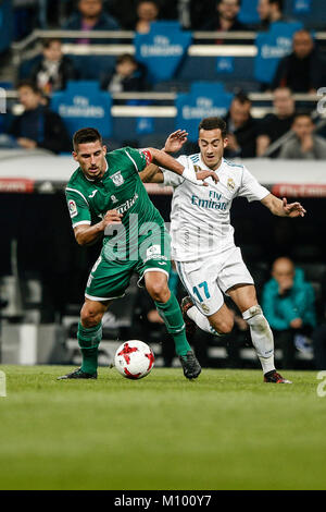 Madrid, Spanien. 24 Jan, 2018. Lucas Vazquez (Real Madrid) kämpft um den Ball mit Gabriel Appelt (Leganes FC), Copa del Rey Match zwischen Real Madrid vs Leganes FC im Santiago Bernabeu in Madrid, Spanien, 23. Januar 2018. Credit: Gtres Información más Comuniación auf Linie, S.L./Alamy leben Nachrichten Stockfoto