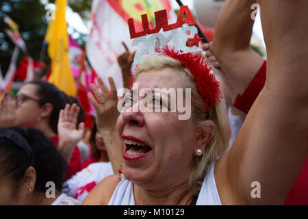 Sao Paulo, Sao Paulo, Brasilien. 24 Jan, 2018. Frau schreit während der Demonstration für ehemaligen brasilianischen Präsidenten Lula da Silva, in den Straßen der Innenstadt von São Paulo. Da Silva wurde heute von einem Bundesgericht, der die Überzeugung des Richters Sergio Moro auf das Verbrechen der Korruption verteidigt versucht. Credit: Paulo Lopes/ZUMA Draht/Alamy leben Nachrichten Stockfoto