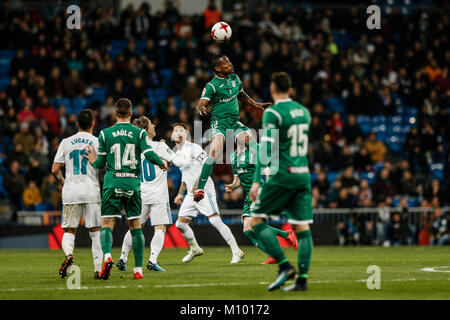 Claudio Beauvue (Leganes FC) kämpft für die Kopfzeile mit Copa del Rey Match zwischen Real Madrid vs Leganes FC im Santiago Bernabeu in Madrid, Spanien, 23. Januar 2018. Credit: Gtres Información más Comuniación auf Linie, S.L./Alamy leben Nachrichten Stockfoto