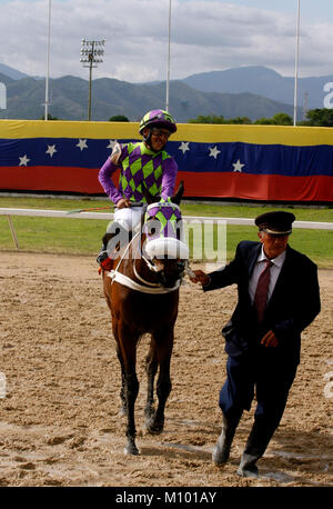 Valencia, Carabobo, Venezuela. 24. Juni 2015. Juni 24, 2015. Allgemeine und abwechslungsreiches Umfeld der Pferderennen in der nationalen Hippodrom der Stadt Valencia, Carabobo Zustand. Foto: Juan Carlos Hernandez Credit: Juan Carlos Hernandez/ZUMA Draht/Alamy leben Nachrichten Stockfoto