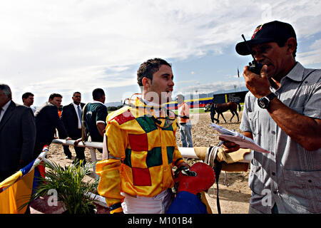 Valencia, Carabobo, Venezuela. 24. Juni 2015. Juni 24, 2015. Allgemeine und abwechslungsreiches Umfeld der Pferderennen in der nationalen Hippodrom der Stadt Valencia, Carabobo Zustand. Foto: Juan Carlos Hernandez Credit: Juan Carlos Hernandez/ZUMA Draht/Alamy leben Nachrichten Stockfoto