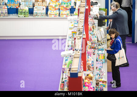 London, Großbritannien. 24 Jan, 2018. Besucher auf der Spielwarenmesse 2018. Credit: Laura De Meo/Alamy leben Nachrichten Stockfoto