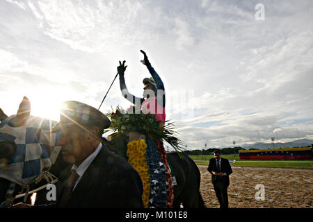 Valencia, Carabobo, Venezuela. 24. Juni 2015. Juni 24, 2015. Allgemeine und abwechslungsreiches Umfeld der Pferderennen in der nationalen Hippodrom der Stadt Valencia, Carabobo Zustand. Foto: Juan Carlos Hernandez Credit: Juan Carlos Hernandez/ZUMA Draht/Alamy leben Nachrichten Stockfoto